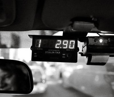 Vue intérieure d'une voiture avec tximètre et reflet du conducteur
