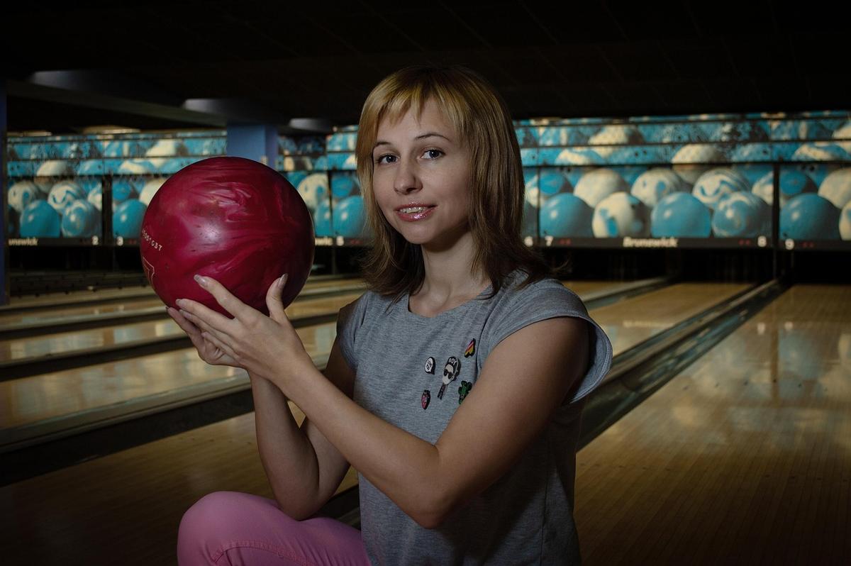 Une boule de bowling posée sur la piste