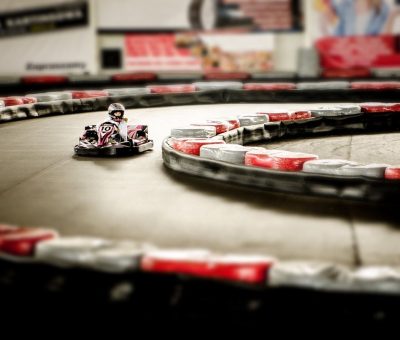 Karting indoor : ce qui change vraiment quand on passe de la location au chrono