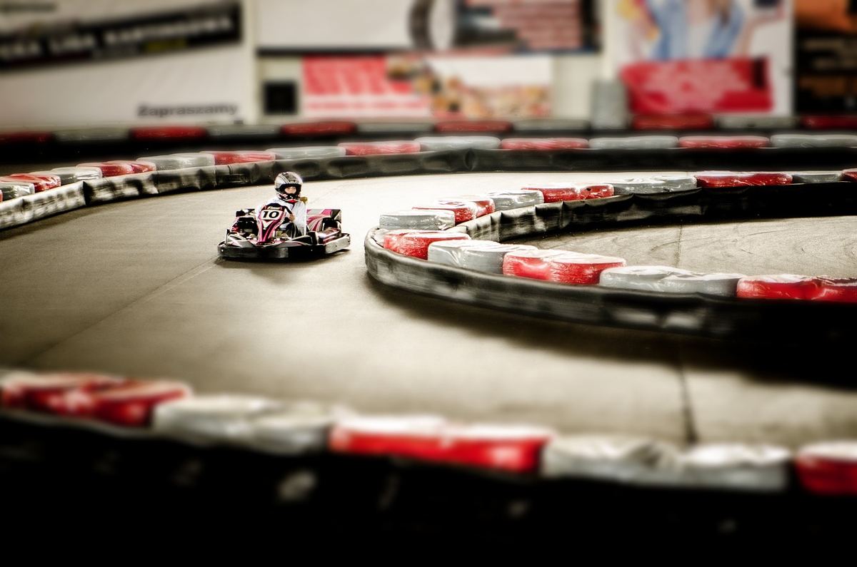 Karting indoor : ce qui change vraiment quand on passe de la location au chrono
