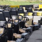Des kartings alignés sur un circuit, prêts à être pilotés
