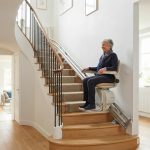 Monte-escalier moderne sur un escalier tournant, maison lumineuse