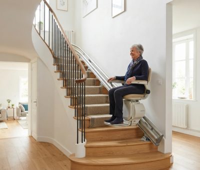 Monte-escalier moderne sur un escalier tournant, maison lumineuse