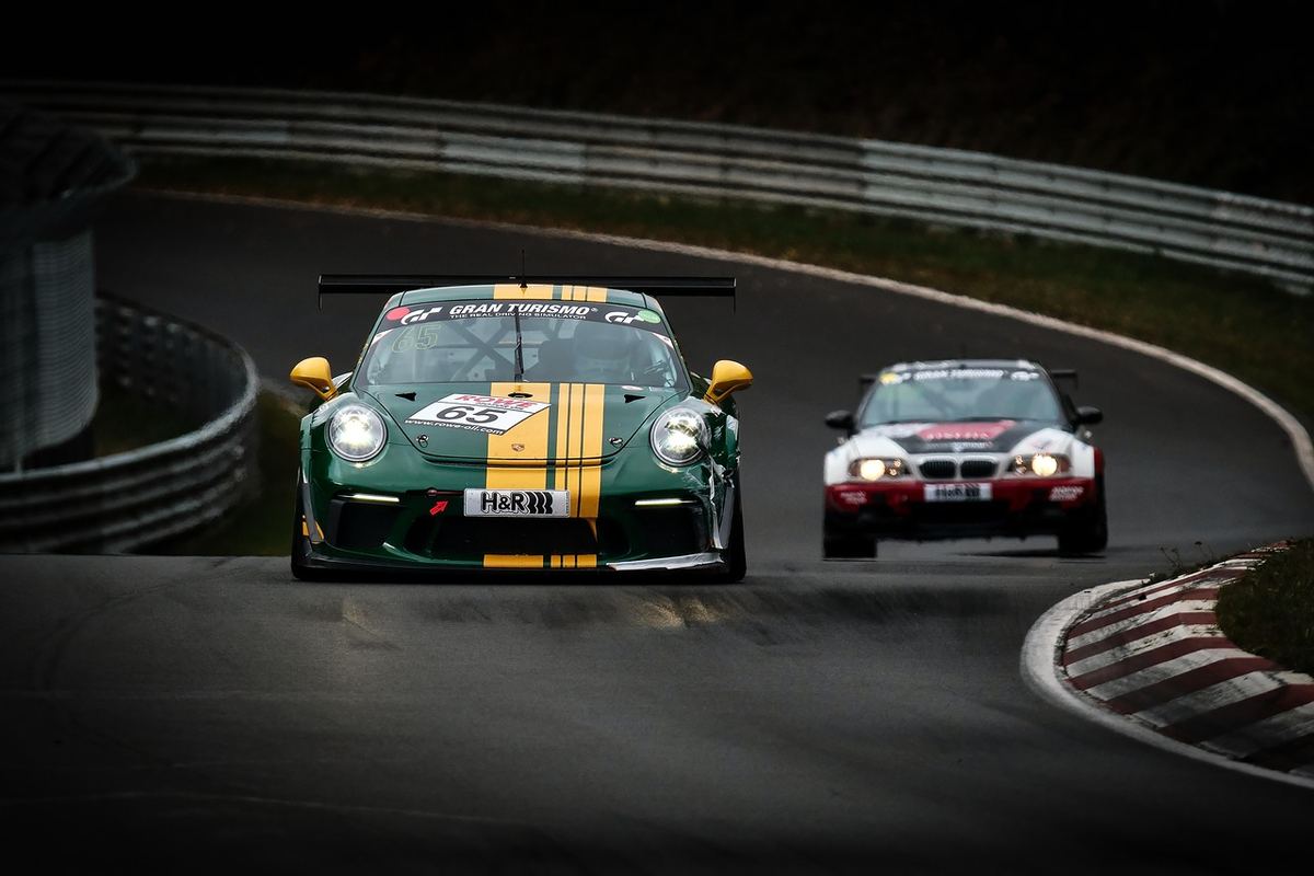 Deux voitures de sport s'affrontent en virage sur circuit