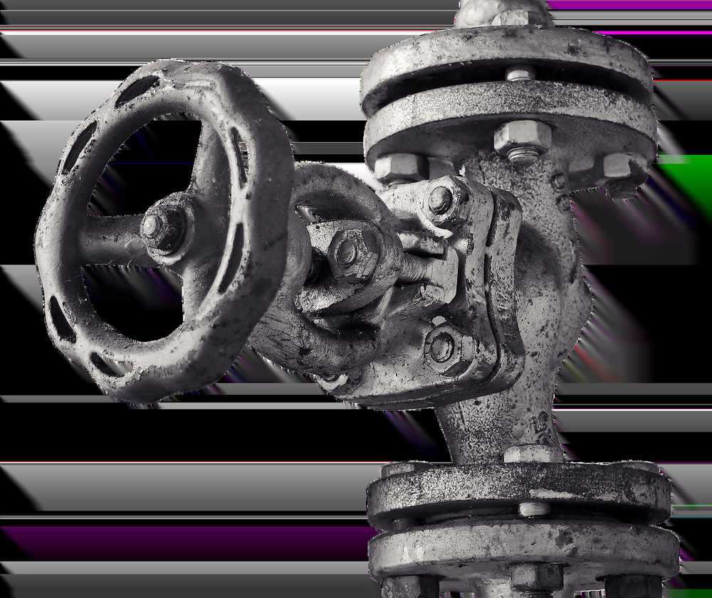 Valve à main robuste, métal usé, fixée à une tuyauterie industrielle Valve à main robuste, métal usé, fixée à une tuyauterie industrielle